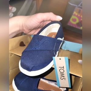 NWT TOMS CANVAS SHOES, Navy blue , size TINY 6 (6c for toddler)